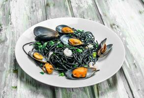 middellandse Zee pasta. spaghetti met inktvis inkt en mosselen. foto