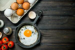 gebakken ei in een pan met een cassette van vers eieren. foto