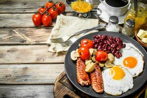 traditioneel Engels ontbijt. snacks met vers koffie. foto