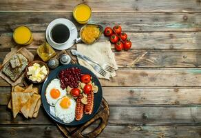 traditioneel Engels ontbijt. snacks met vers koffie. foto