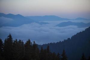 tussen de mist uitzicht op de bergen, zonsondergang, rize, turkije foto