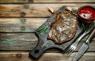 gegrild rundvlees steak met saus. foto