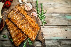 ribben rooster met takken van rozemarijn en knoflook. foto