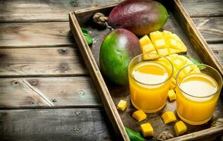 mango sap in een glas Aan dienblad. foto