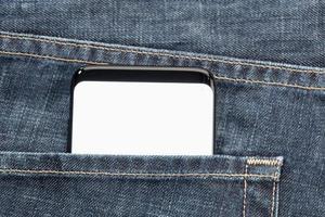 close-up van een smartphone in jeanszak met wit leeg scherm foto