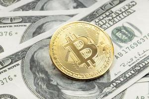 bitcoin munt op dollar biljetten. cryptocurrency op Amerikaanse dollarbiljetten foto