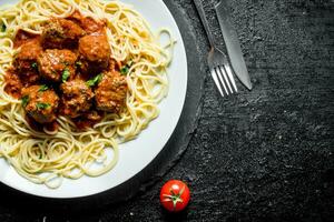 spaghetti met vlees ballen Aan een bord. foto