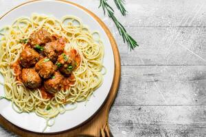 spaghetti en vlees ballen Aan een bord. foto