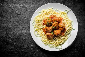 spaghetti met vlees ballen Aan een bord. foto