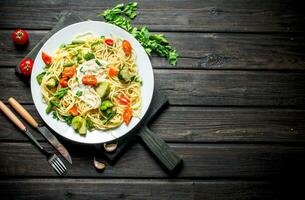 pasta met groenten en saus Aan een bord. foto