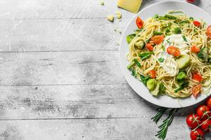 pasta met groenten en tomaten Aan een Afdeling. foto