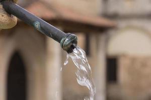 water komt uit een ijzeren fontein foto