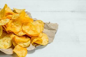 aardappel chips Aan papier. foto