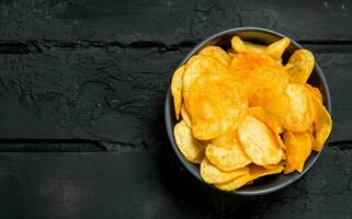 aardappel chips in de schaal. foto