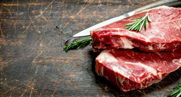 rauw gemarmerd rundvlees steaks met rozemarijn. foto