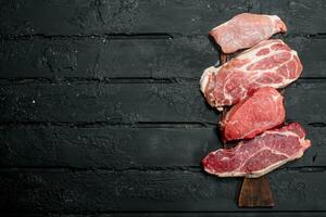 rauw vlees varkensvlees en rundvlees steaks. foto