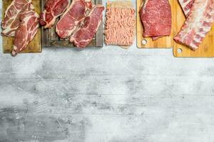 rauw vlees. de divers vlees van varkensvlees en rundvlees. foto