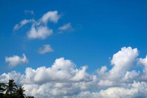 mooie zuivere heldere blauwe lucht witte wolk in de herfst foto