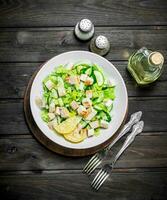 gezond salade. salade met komkommers, kip en Chinese kool gegoten citroen sap . foto