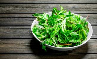 gezond salade. rucola salade in een schaal. foto