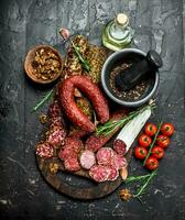 verschillend types van gerookt salami met aromatisch kruiden. foto