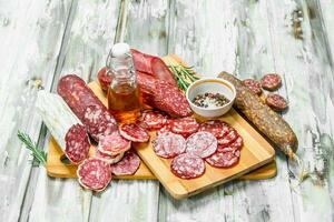 assortiment van verschillend gerookt salami. foto