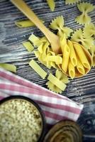 italiaanse macaroni pasta ongekookt rauw voedsel foto