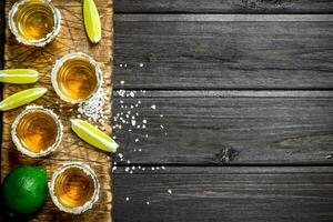 tequila Aan een snijdend bord met plakjes van vers limoen. foto