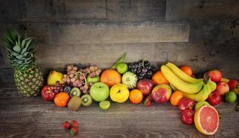 mix van vegetarisch biologisch voedsel fruit foto