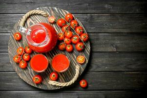 tomaat sap in een kruik Aan de dienblad met tomaten Aan een Afdeling. foto