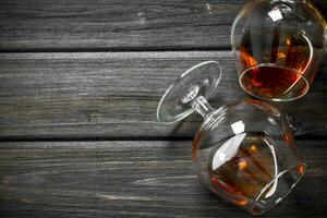 cognac in een aan het liegen bril. foto