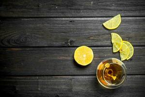 cognac in een glas met plakjes van citroen. foto