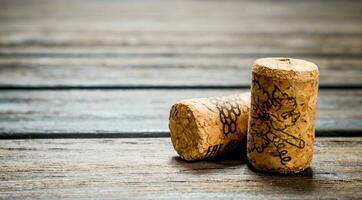 wijn kurken Aan houten achtergrond. foto