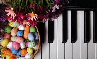 paaseieren en pianotoetsen en bloemen foto