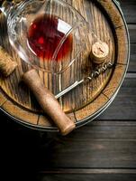 wijn achtergrond. een vat van rood wijn en een kurketrekker. foto