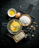 bakken achtergrond. meel met honing en eieren Aan de snijdend bord. foto