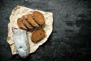 stukken van rogge brood Aan papier. foto