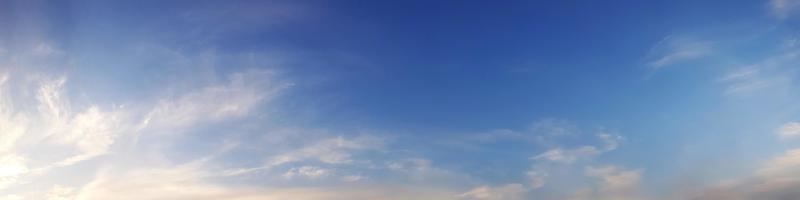 levendige kleuren panoramische hemel met wolk op een zonnige dag. foto