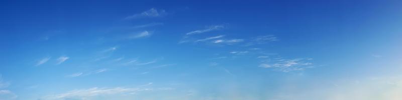 panoramische hemel met wolk op een zonnige dag. foto