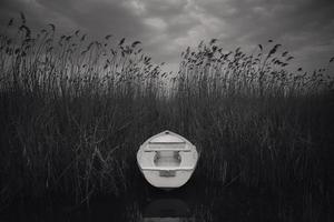 macedonië, meer van ohrid, meerbodem witte boot foto