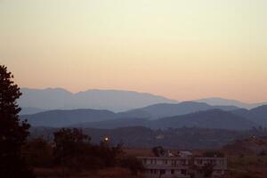 romantisch zonsopkomst landschap over- de Turks Stier bergen in zomer dag foto
