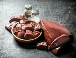 stukken van rauw lever met specerijen. foto