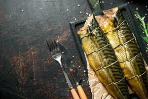 geurig gerookt vis makreel Aan een snijdend bord. foto