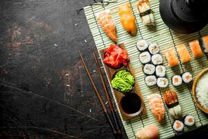 reeks van Japans sushi broodjes met saus en eetstokjes. foto