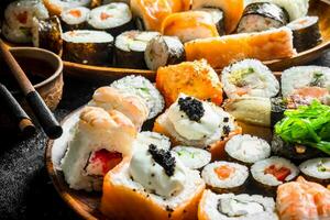 stukken van heerlijk sushi, broodjes en maki. foto