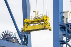 gigantische kadekraan op de havenwerf foto