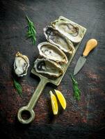 vers oesters Aan een snijdend bord met plakjes van citroen. foto