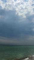 zeegezicht. azuurblauwe kleur van water, golven schuimend op de kust. foto