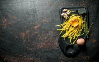 rauw pasta eigengemaakt met knoflook, eieren en tijm. foto