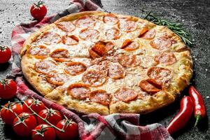 peperoni pizza met tomaten Aan een Afdeling. foto